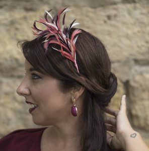 diadema invitada boda Cuqui cute plumas bies de oca