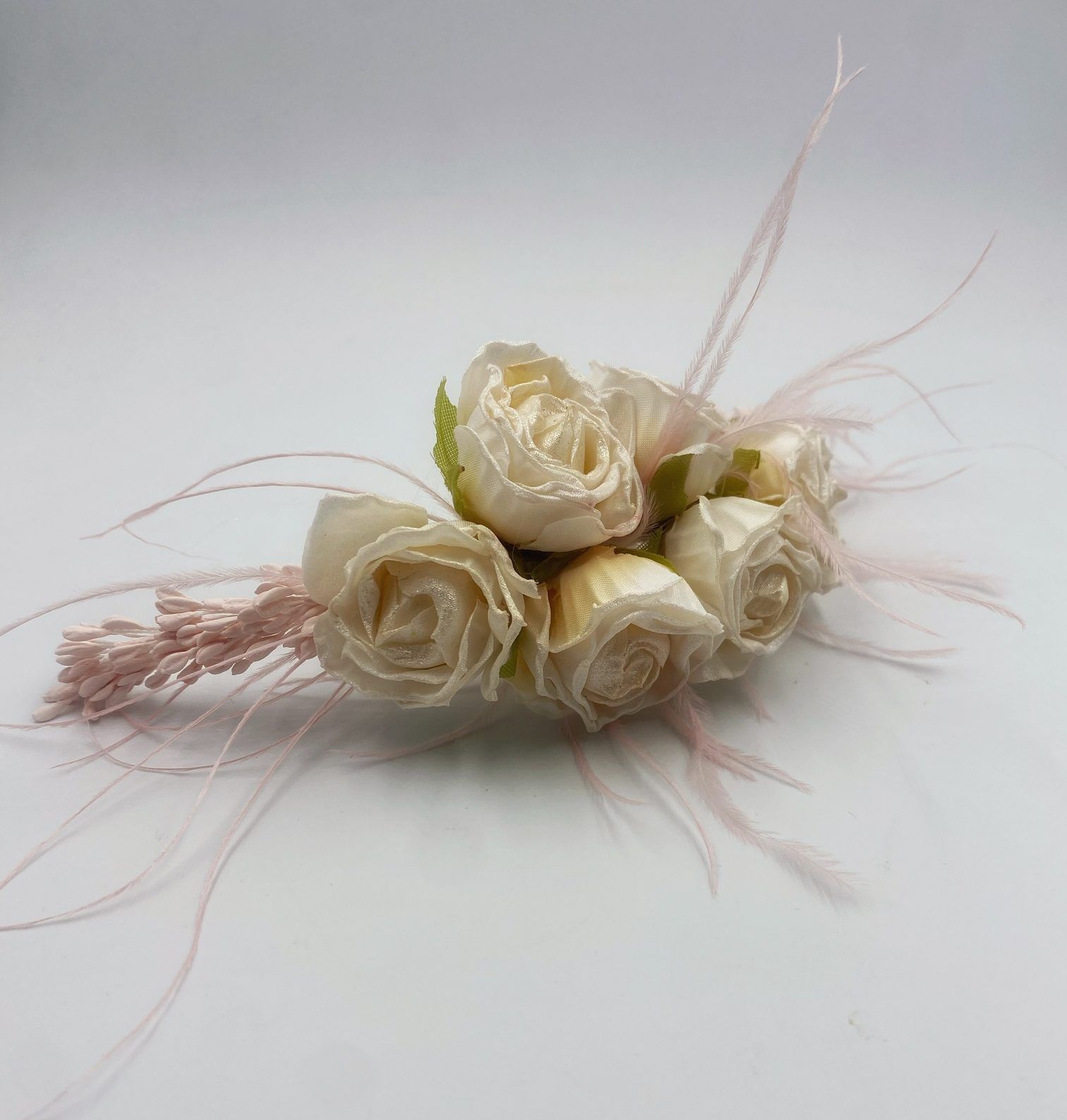 Tocado de rosas beige con plumas